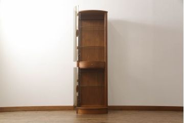 デンマークビンテージ　チーク材　リスガードモブラー社(LYSGAARD MOBLER社) Rガラスが素敵な三面ガラスの縦型キャビネット(キュリオケース、ガラスケース、ショーケース、飾り棚、陳列棚、収納棚、戸棚、店舗什器、ヴィンテージ、北欧)(R-068534)