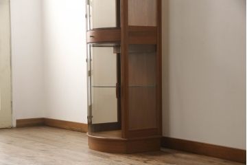 デンマークビンテージ　チーク材　リスガードモブラー社(LYSGAARD MOBLER社) Rガラスが素敵な三面ガラスの縦型キャビネット(キュリオケース、ガラスケース、ショーケース、飾り棚、陳列棚、収納棚、戸棚、店舗什器、ヴィンテージ、北欧)(R-068534)