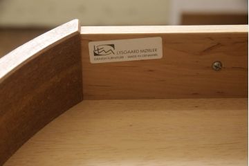 デンマークビンテージ　チーク材　リスガードモブラー社(LYSGAARD MOBLER社) Rガラスが素敵な三面ガラスの縦型キャビネット(キュリオケース、ガラスケース、ショーケース、飾り棚、陳列棚、収納棚、戸棚、店舗什器、ヴィンテージ、北欧)(R-068534)