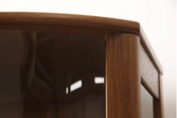 デンマークビンテージ　チーク材　リスガードモブラー社(LYSGAARD MOBLER社) Rガラスが素敵な三面ガラスの縦型キャビネット(キュリオケース、ガラスケース、ショーケース、飾り棚、陳列棚、収納棚、戸棚、店舗什器、ヴィンテージ、北欧)(R-068534)