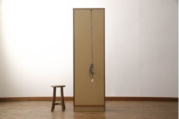 デンマークビンテージ　チーク材　リスガードモブラー社(LYSGAARD MOBLER社) Rガラスが素敵な三面ガラスの縦型キャビネット(キュリオケース、ガラスケース、ショーケース、飾り棚、陳列棚、収納棚、戸棚、店舗什器、ヴィンテージ、北欧)(R-068534)