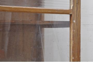 和製ビンテージ　昭和レトロ　ナチュラルテイストのお部屋におすすめな脚付きキャビネット(サイドボード、ガラスケース、Gケース、ショーケース、ケビント、収納棚、飾り棚、戸棚、ヴィンテージ)(R-068535)