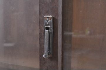 和製アンティーク　ナラ(楢)材　昭和レトロな雰囲気漂う二段重ね収納棚(食器棚、カップボード、戸棚、キャビネット、本箱、ブックケース)(R-068538)