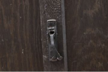 和製アンティーク　ナラ(楢)材　昭和レトロな雰囲気漂う二段重ね収納棚(食器棚、カップボード、戸棚、キャビネット、本箱、ブックケース)(R-068538)