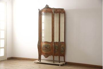 中古　高級品!!　マホガニー材　繊細な装飾と真鍮飾りが美しい大振りのキャビネット(キュリオケース、ガラスケース、ショーケース、飾り棚、陳列棚、Gケース、店舗什器)(R-068548)