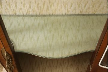中古　高級品!!　マホガニー材　繊細な装飾と真鍮飾りが美しい大振りのキャビネット(キュリオケース、ガラスケース、ショーケース、飾り棚、陳列棚、Gケース、店舗什器)(R-068548)