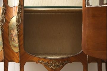 中古　高級品!!　マホガニー材　繊細な装飾と真鍮飾りが美しい大振りのキャビネット(キュリオケース、ガラスケース、ショーケース、飾り棚、陳列棚、Gケース、店舗什器)(R-068548)