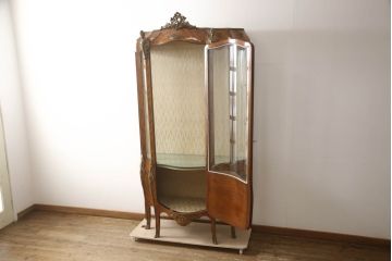 中古　高級品!!　マホガニー材　繊細な装飾と真鍮飾りが美しい大振りのキャビネット(キュリオケース、ガラスケース、ショーケース、飾り棚、陳列棚、Gケース、店舗什器)(R-068548)