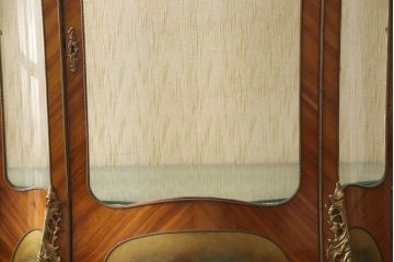 中古　高級品!!　マホガニー材　繊細な装飾と真鍮飾りが美しい大振りのキャビネット(キュリオケース、ガラスケース、ショーケース、飾り棚、陳列棚、Gケース、店舗什器)(R-068548)