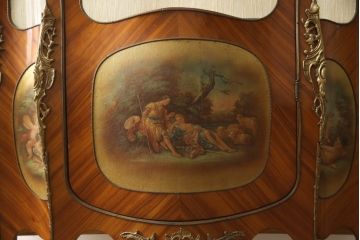 中古　高級品!!　マホガニー材　繊細な装飾と真鍮飾りが美しい大振りのキャビネット(キュリオケース、ガラスケース、ショーケース、飾り棚、陳列棚、Gケース、店舗什器)(R-068548)