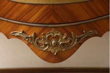 中古　高級品!!　マホガニー材　繊細な装飾と真鍮飾りが美しい大振りのキャビネット(キュリオケース、ガラスケース、ショーケース、飾り棚、陳列棚、Gケース、店舗什器)(R-068548)