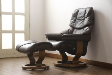 中古　美品　EKORNES(エコーネス)　本革(レザー)　オットマン付き　ストレスレス レノ クラシック(M)(アームチェア、リクライニングチェア、椅子、一人掛けソファ、1Pソファ)(定価約37万9千円)(R-068550)