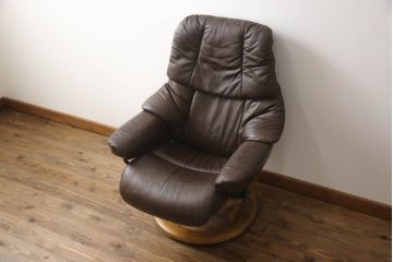 中古　美品　EKORNES(エコーネス)　本革(レザー)　オットマン付き　ストレスレス レノ クラシック(M)(アームチェア、リクライニングチェア、椅子、一人掛けソファ、1Pソファ)(定価約37万9千円)(R-068550)