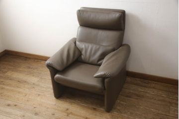 中古　ドイツ製　フランスベッド　erpo(エルポ)　MILANO(ミラノ)　牛革(本革、レザー)　機能性と快適な座り心地に優れたリクライニングシングルソファとオットマンのセット(1人掛け、1S、1P、ラバ、フットスツール、)(定価ソファとオットマンで約82万円)(R-068551)