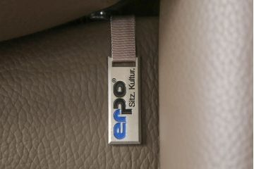 中古　ドイツ製　フランスベッド　erpo(エルポ)　MILANO(ミラノ)　牛革(本革、レザー)　機能性と快適な座り心地に優れたリクライニングシングルソファとオットマンのセット(1人掛け、1S、1P、ラバ、フットスツール、)(定価ソファとオットマンで約82万円)(R-068551)