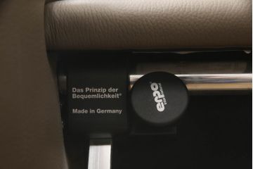 中古　ドイツ製　フランスベッド　erpo(エルポ)　MILANO(ミラノ)　牛革(本革、レザー)　機能性と快適な座り心地に優れたリクライニングシングルソファとオットマンのセット(1人掛け、1S、1P、ラバ、フットスツール、)(定価ソファとオットマンで約82万円)(R-068551)