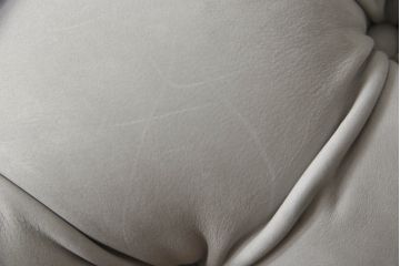 中古　3か月の短期使用　baxter(バクスター)　パオラ・ナヴォーネ(PAOLA NAVONE)デザイン　チェスタームーンソファ(CHESTER MOON SOFA)　洗練されたエレガントなデザインが魅力の2人掛けソファ(二人掛け、2P)(定価約446万円)(R-068552)