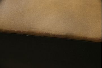 中古　美品!!　IDC大塚家具取り扱い　アートフォーマ(art forma) 　本革(レザー)　チェスタフィールド　メンズライクな空間づくりにおすすめの3人掛けソファ(三人掛け、3P、トリプルソファ)(定価約90万円)(R-068555)