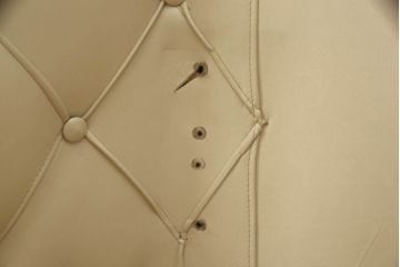 中古　美品!!　匠大塚　本革(レザー)　ワイドキングサイズの優雅な雰囲気を醸し出すヘッドボード(ベッドフレーム)(R-068556)