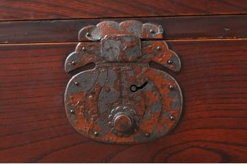  和製アンティーク　明治大正期　金具に朱塗りのサビ止めが味わい深い巾着金具の松本衣装箪笥(時代箪笥、整理タンス、古箪笥、収納たんす、引き出し、サイドチェスト)(R-068566)
