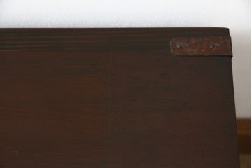 和製アンティーク　明治大正期　金具に朱塗りのサビ止めが味わい深い巾着金具の松本衣装箪笥ローボード(時代箪笥、整理タンス、古箪笥、収納たんす、引き出し、ローチェスト、テレビ台、テレビボード)(R-068567)