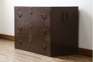 和製アンティーク　明治大正期　金具に朱塗りのサビ止めが味わい深い巾着金具の松本衣装箪笥ローボード(時代箪笥、整理タンス、古箪笥、収納たんす、引き出し、ローチェスト、テレビ台、テレビボード)(R-068568)