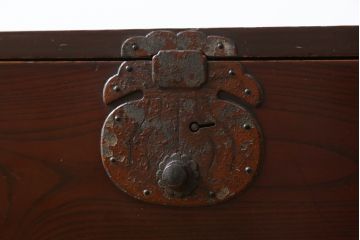 和製アンティーク　明治大正期　金具に朱塗りのサビ止めが味わい深い巾着金具の松本衣装箪笥ローボード(時代箪笥、整理タンス、古箪笥、収納たんす、引き出し、ローチェスト、テレビ台、テレビボード)(R-068568)