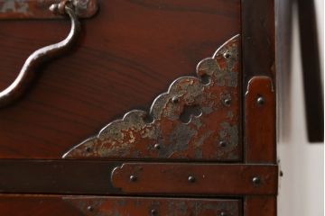 和製アンティーク　明治大正期　金具に朱塗りのサビ止めが味わい深い巾着金具の松本衣装箪笥ローボード(時代箪笥、整理タンス、古箪笥、収納たんす、引き出し、ローチェスト、テレビ台、テレビボード)(R-068568)