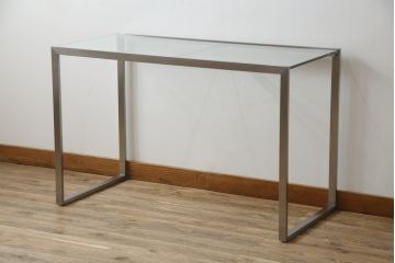 中古　美品　AIDEC MODERN(アイデックモダン)　ZONE(ゾーン)　特注サイズ　ヘアライン仕上げのステンレス脚とガラストップの組み合わせがクールでおしゃれなコンソールテーブル(サイドテーブル)(定価約22万円)(R-068569)