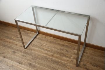 中古　美品　AIDEC MODERN(アイデックモダン)　ZONE(ゾーン)　特注サイズ　ヘアライン仕上げのステンレス脚とガラストップの組み合わせがクールでおしゃれなコンソールテーブル(サイドテーブル)(定価約22万円)(R-068569)