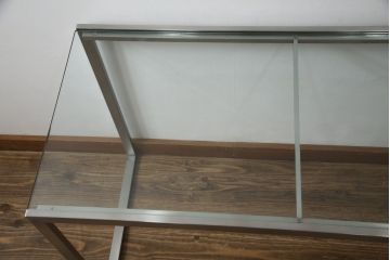 中古　美品　AIDEC MODERN(アイデックモダン)　ZONE(ゾーン)　特注サイズ　ヘアライン仕上げのステンレス脚とガラストップの組み合わせがクールでおしゃれなコンソールテーブル(サイドテーブル)(定価約22万円)(R-068569)