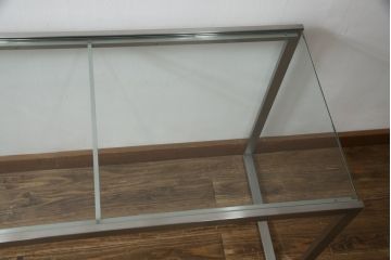 中古　美品　AIDEC MODERN(アイデックモダン)　ZONE(ゾーン)　特注サイズ　ヘアライン仕上げのステンレス脚とガラストップの組み合わせがクールでおしゃれなコンソールテーブル(サイドテーブル)(定価約22万円)(R-068569)