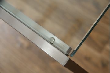 中古　美品　AIDEC MODERN(アイデックモダン)　ZONE(ゾーン)　特注サイズ　ヘアライン仕上げのステンレス脚とガラストップの組み合わせがクールでおしゃれなコンソールテーブル(サイドテーブル)(定価約22万円)(R-068569)
