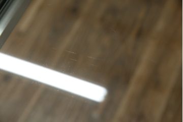 中古　美品　AIDEC MODERN(アイデックモダン)　ZONE(ゾーン)　特注サイズ　ヘアライン仕上げのステンレス脚とガラストップの組み合わせがクールでおしゃれなコンソールテーブル(サイドテーブル)(定価約22万円)(R-068569)