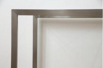 中古　美品　AIDEC MODERN(アイデックモダン)　ZONE(ゾーン)　特注サイズ　ヘアライン仕上げのステンレス脚とガラストップの組み合わせがクールでおしゃれなコンソールテーブル(サイドテーブル)(定価約22万円)(R-068569)