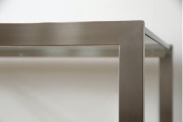 中古　美品　AIDEC MODERN(アイデックモダン)　ZONE(ゾーン)　特注サイズ　ヘアライン仕上げのステンレス脚とガラストップの組み合わせがクールでおしゃれなコンソールテーブル(サイドテーブル)(定価約22万円)(R-068569)