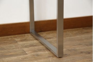 中古　美品　AIDEC MODERN(アイデックモダン)　ZONE(ゾーン)　特注サイズ　ヘアライン仕上げのステンレス脚とガラストップの組み合わせがクールでおしゃれなコンソールテーブル(サイドテーブル)(定価約22万円)(R-068569)