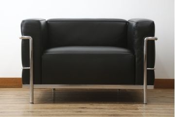 中古　美品　Cassina(カッシーナ)　ル・コルビュジエ(Le Corbusier)　LC3　GRAND MODELE(グラン モデル)　本革製　ポリエステルパッディング　シンプルモダンなデザインがかっこいい1人掛けソファ(1Pソファ、一人掛け)(定価約103万円)(R-068570)