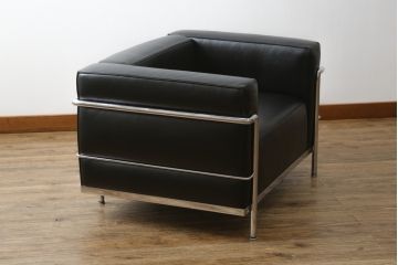 中古　美品　Cassina(カッシーナ)　ル・コルビュジエ(Le Corbusier)　LC3　GRAND MODELE(グラン モデル)　本革製　ポリエステルパッディング　シンプルモダンなデザインがかっこいい1人掛けソファ(1Pソファ、一人掛け)(定価約103万円)(R-068570)