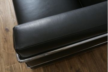 中古　美品　Cassina(カッシーナ)　ル・コルビュジエ(Le Corbusier)　LC3　GRAND MODELE(グラン モデル)　本革製　ポリエステルパッディング　シンプルモダンなデザインがかっこいい1人掛けソファ(1Pソファ、一人掛け)(定価約103万円)(R-068570)