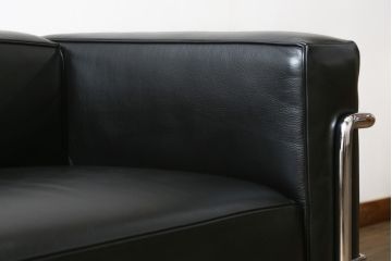 中古　美品　Cassina(カッシーナ)　ル・コルビュジエ(Le Corbusier)　LC3　GRAND MODELE(グラン モデル)　本革製　ポリエステルパッディング　シンプルモダンなデザインがかっこいい1人掛けソファ(1Pソファ、一人掛け)(定価約103万円)(R-068570)
