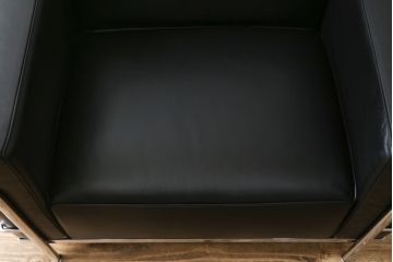 中古　美品　Cassina(カッシーナ)　ル・コルビュジエ(Le Corbusier)　LC3　GRAND MODELE(グラン モデル)　本革製　ポリエステルパッディング　シンプルモダンなデザインがかっこいい1人掛けソファ(1Pソファ、一人掛け)(定価約103万円)(R-068570)