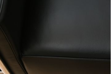 中古　美品　Cassina(カッシーナ)　ル・コルビュジエ(Le Corbusier)　LC3　GRAND MODELE(グラン モデル)　本革製　ポリエステルパッディング　シンプルモダンなデザインがかっこいい1人掛けソファ(1Pソファ、一人掛け)(定価約103万円)(R-068570)