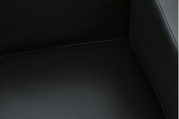 中古　美品　Cassina(カッシーナ)　ル・コルビュジエ(Le Corbusier)　LC3　GRAND MODELE(グラン モデル)　本革製　ポリエステルパッディング　シンプルモダンなデザインがかっこいい1人掛けソファ(1Pソファ、一人掛け)(定価約103万円)(R-068570)