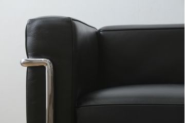 中古　美品　Cassina(カッシーナ)　ル・コルビュジエ(Le Corbusier)　LC3　GRAND MODELE(グラン モデル)　本革製　ポリエステルパッディング　シンプルモダンなデザインがかっこいい1人掛けソファ(1Pソファ、一人掛け)(定価約103万円)(R-068570)