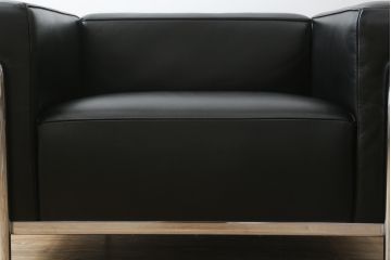 中古　美品　Cassina(カッシーナ)　ル・コルビュジエ(Le Corbusier)　LC3　GRAND MODELE(グラン モデル)　本革製　ポリエステルパッディング　シンプルモダンなデザインがかっこいい1人掛けソファ(1Pソファ、一人掛け)(定価約103万円)(R-068570)