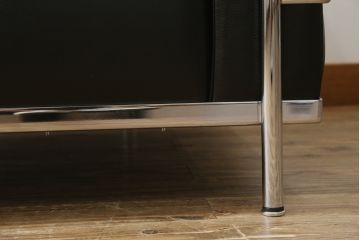 中古　美品　Cassina(カッシーナ)　ル・コルビュジエ(Le Corbusier)　LC3　GRAND MODELE(グラン モデル)　本革製　ポリエステルパッディング　シンプルモダンなデザインがかっこいい1人掛けソファ(1Pソファ、一人掛け)(定価約103万円)(R-068570)
