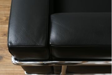中古　美品　Cassina(カッシーナ)　ル・コルビュジエ(Le Corbusier)　LC3　GRAND MODELE(グラン モデル)　本革製　ポリエステルパッディング　シンプルモダンなデザインがかっこいい1人掛けソファ(1Pソファ、一人掛け)(定価約103万円)(R-068570)
