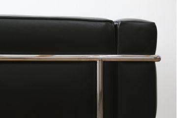 中古　美品　Cassina(カッシーナ)　ル・コルビュジエ(Le Corbusier)　LC3　GRAND MODELE(グラン モデル)　本革製　ポリエステルパッディング　シンプルモダンなデザインがかっこいい1人掛けソファ(1Pソファ、一人掛け)(定価約103万円)(R-068570)