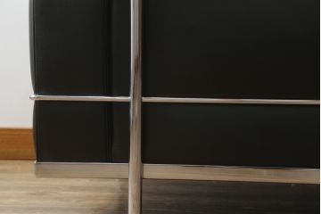 中古　美品　Cassina(カッシーナ)　ル・コルビュジエ(Le Corbusier)　LC3　GRAND MODELE(グラン モデル)　本革製　ポリエステルパッディング　シンプルモダンなデザインがかっこいい1人掛けソファ(1Pソファ、一人掛け)(定価約103万円)(R-068570)